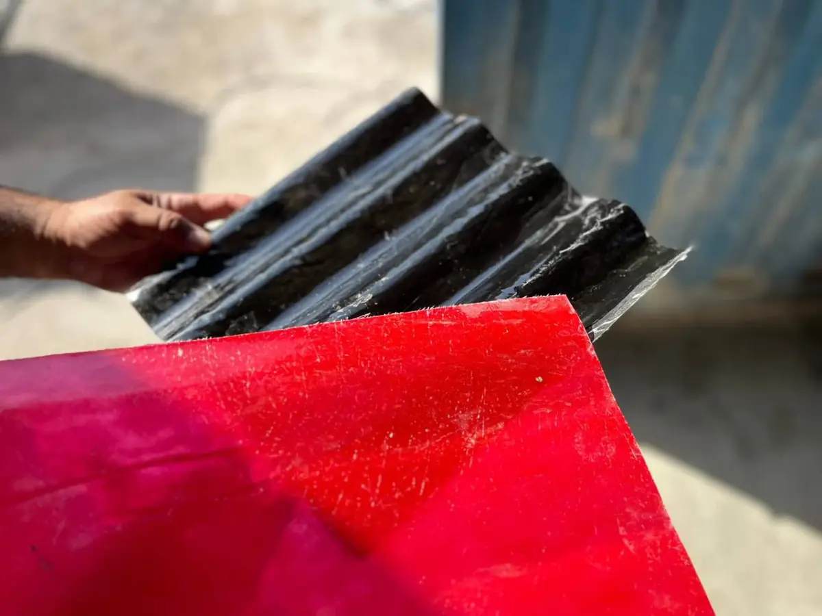 ورق فایبرگلاس صاف قرمز و ورق فایبرگلاس موجدار مشکی